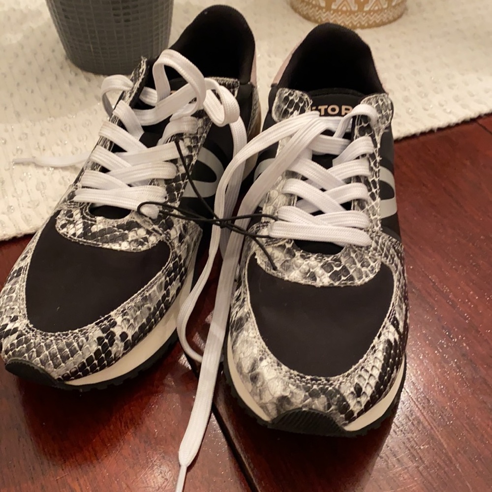 Woman’s sz 8 Tretorn Loyola 5 sneakers - Picture 2 of 8